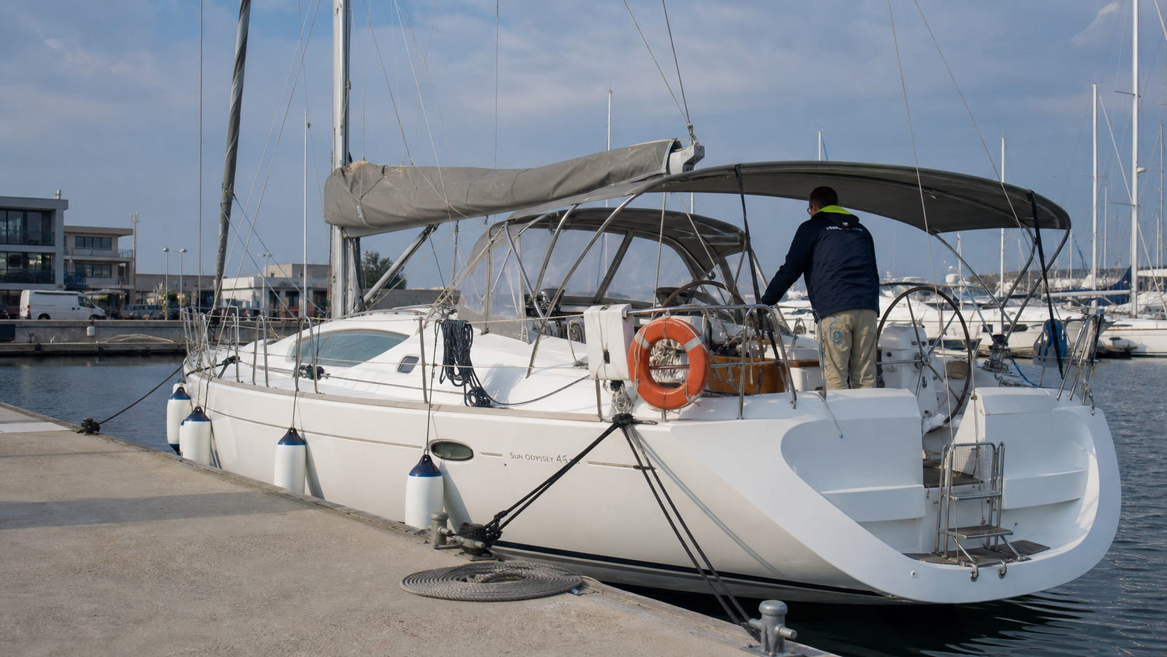 Парусная яхта выходит из марины рядом с Бургасом